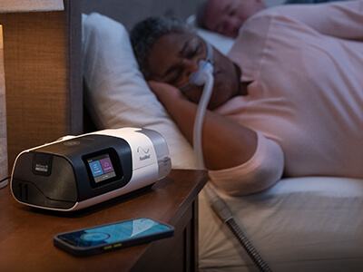 ResMed-somnapnepatient-som-sover-nasmask-CPAP-apparat-400x300