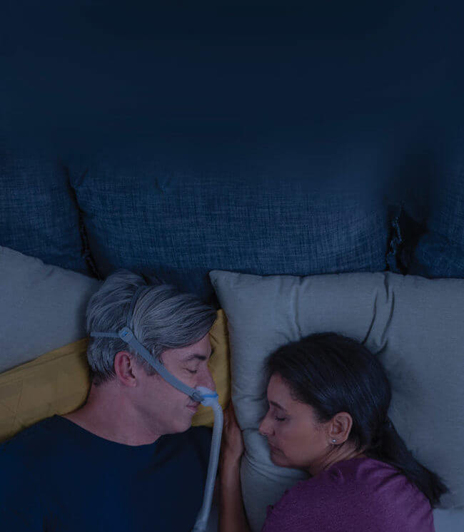 man-som-sover-med-AirFit-N30-CPAP-mask-nära-sin-fru-mobile