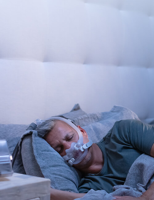 patient-som-sover-med-AirFit-F30i-CPAP-mask-med-luftslang-upptill-mobile