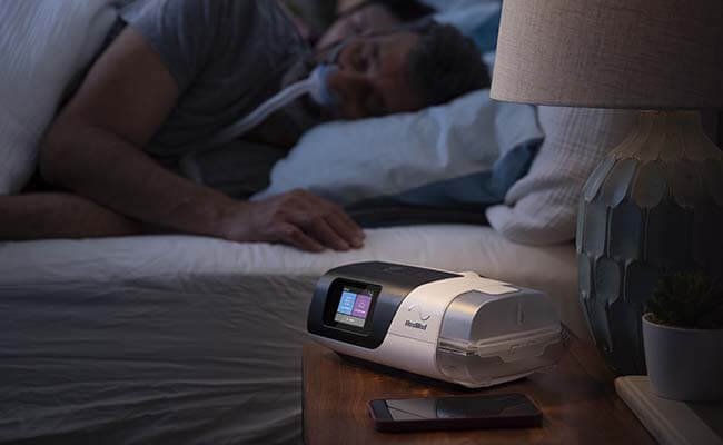 sömnapnépatient-som-sover-med-AirSense-11-CPAP mobile